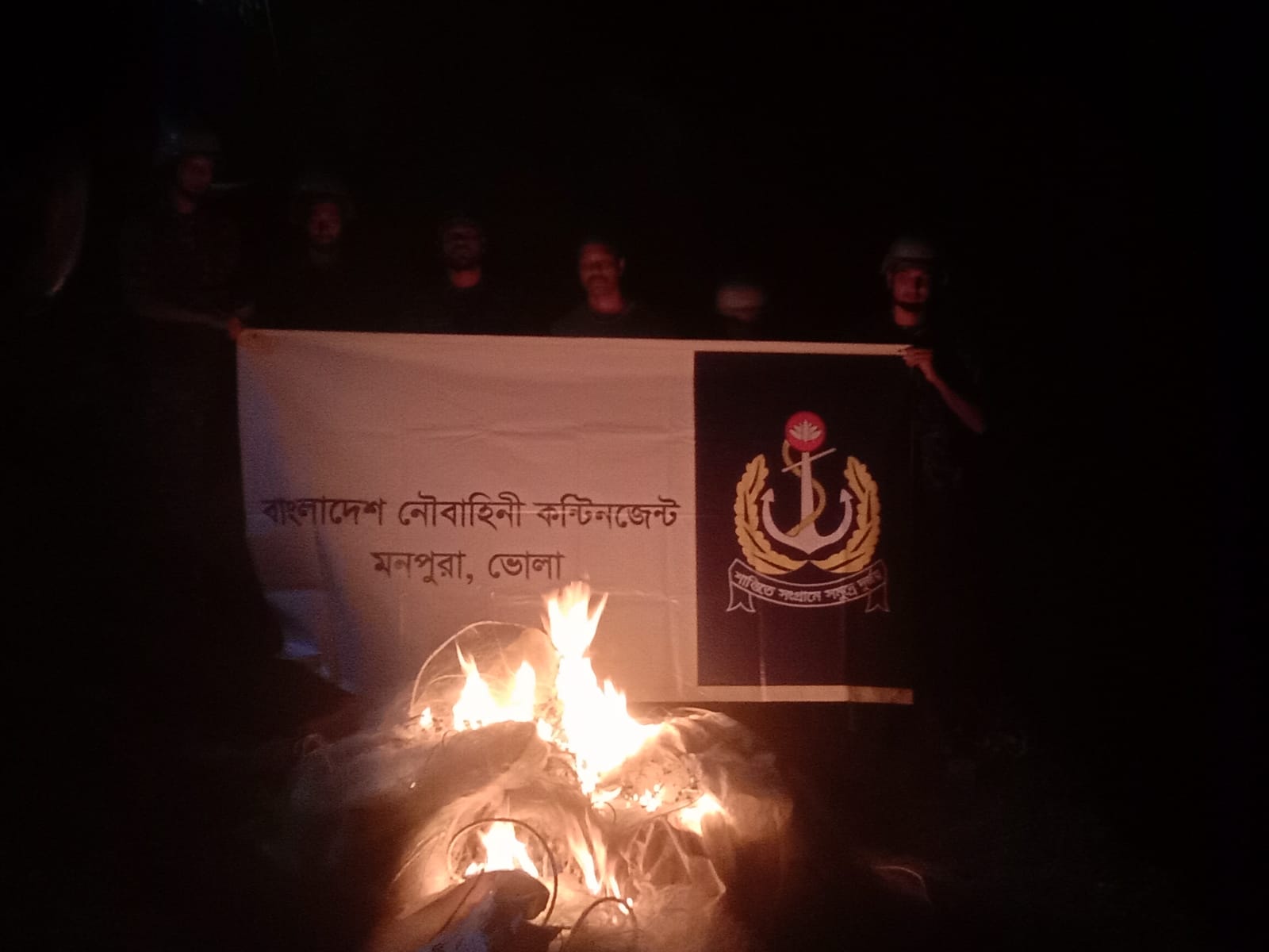 মনপুরায় নৌবাহিনীর বিশেষ অভিযানে প্রায় ১৫ লাখ টাকা মূল্যের অবৈধ কারেন্ট জাল জব্দ।