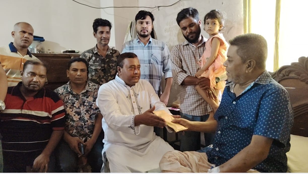 অসুস্থ শ্রমিকদল নেতা গাজী আনিসুর রহমানের পাশে মোঃ খোরশেদ আলম।