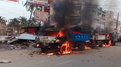 ভোলায় ফুটপাত উচ্ছেদের পর পৌরসভার বর্জ্যবাহী তিনটি গাড়িতে আগুন