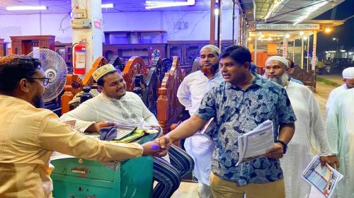 লালমোহনে ব্যবসায়ী সমিতির লিফলেট বিতরণ ও ধানের শীষে ভোট চাওয়া