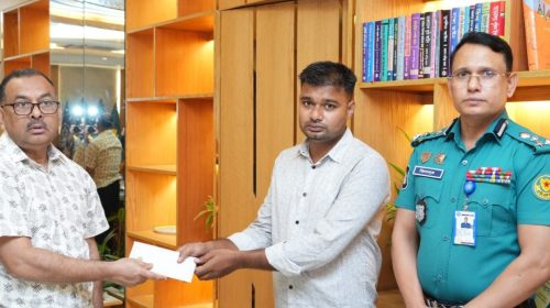 ছিনতাইকারীর হামলায় আহত ট্রাফিক সদস্য নাজমুল হুদাকে আর্থিক অনুদান দিয়েছেন ডিএমপি কমিশনার। তার দ্রুত সুস্থতা কামনা করেন তিনি।