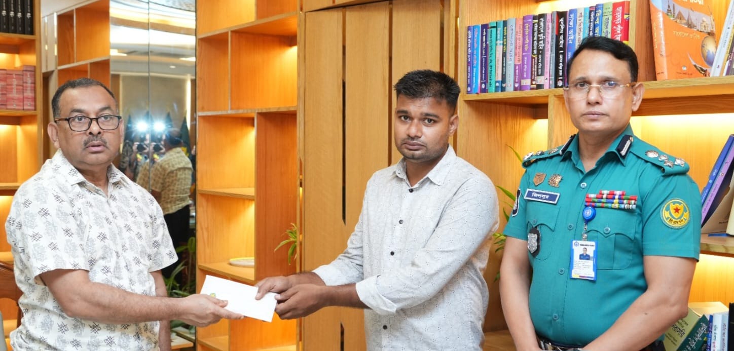 ছিনতাইকারীর হামলায় আহত ট্রাফিক সদস্য নাজমুল হুদাকে আর্থিক অনুদান দিয়েছেন ডিএমপি কমিশনার। তার দ্রুত সুস্থতা কামনা করেন তিনি।
