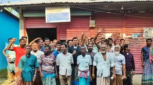 টিসিবি পণ্য না পেয়ে কার্ডধারীদের বিক্ষোভ, স্থায়ী বিক্রয় কেন্দ্রের দাবি