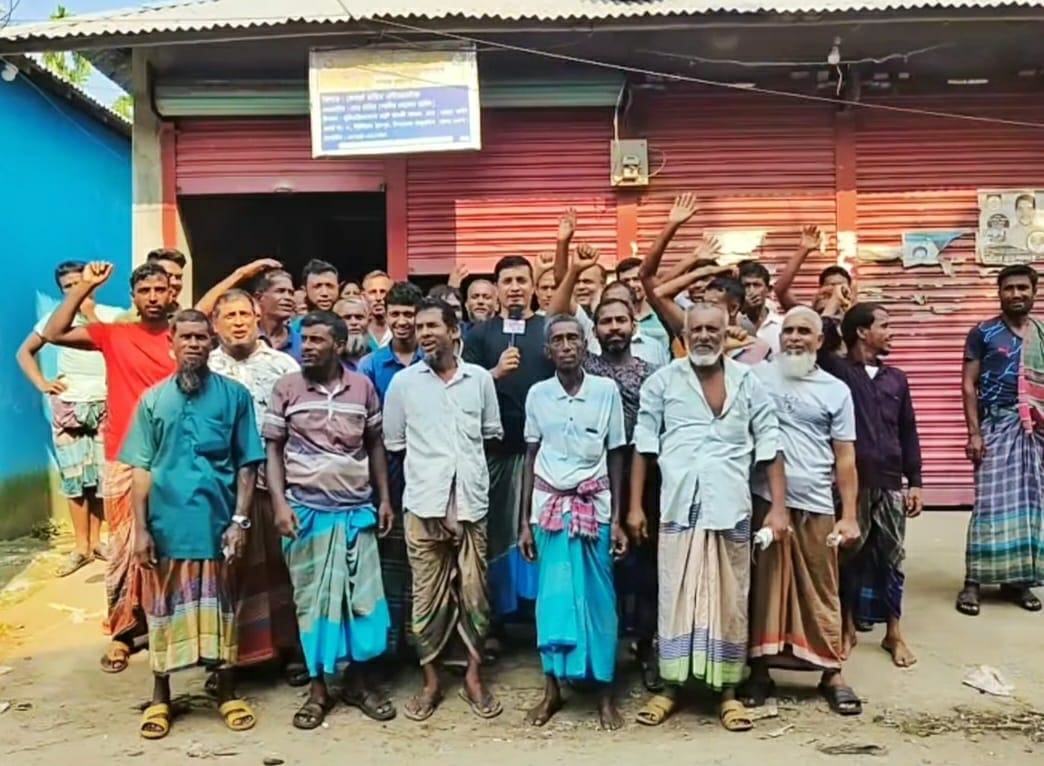 টিসিবি পণ্য না পেয়ে কার্ডধারীদের বিক্ষোভ, স্থায়ী বিক্রয় কেন্দ্রের দাবি