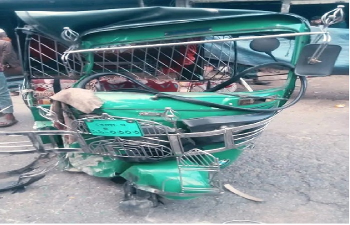 লালমোহনে সিএনজি-ট্রাক সংঘর্ষে নিহত ১, আহত কয়েকজন