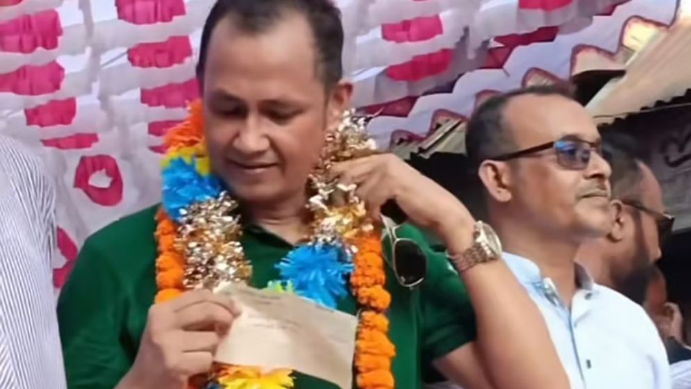 সমাবেশ মঞ্চে বিএনপি নেতাকে ১০ লাখ টাকার চেক দিলেন এক কর্মী